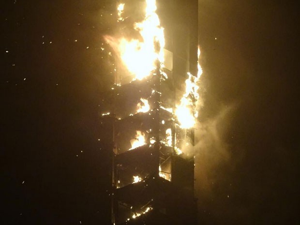Incêndio no prédio The Torch, em Dubai (Foto: Reprodução/Twitter/RaMiAlGaDi)